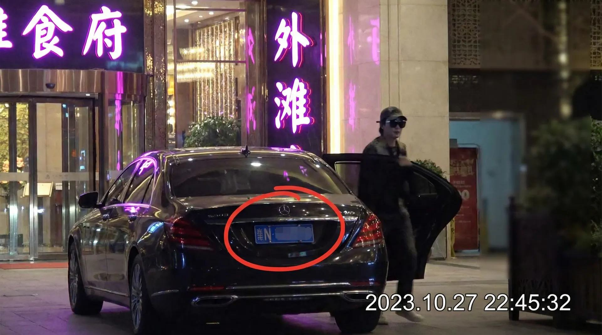 波盈体育平台 - 豪车餐厅外偷拍